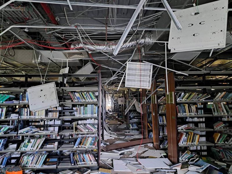 0403花蓮強震，國立東華大學理工學院、學生宿舍受損嚴重之外；圖書館也有災情，天花板輕鋼架掉落，現場一片狼藉。（東華大學提供）中央社記者李先鳳傳真  113年4月16日