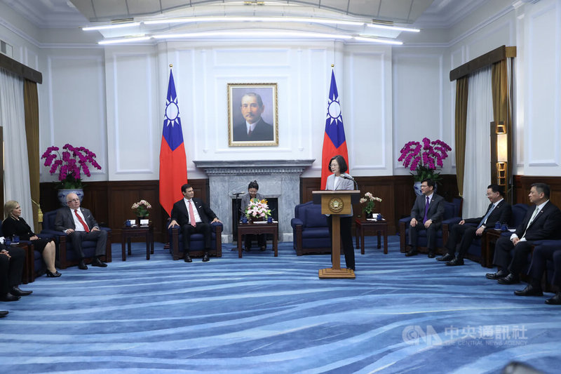 總統蔡英文(前右)16日在總統府接見巴拉圭參議院議長歐斐拉(Silvio Adalberto Ovelar Benítez)(左3)表示,感謝巴國政府在不同國際場合積極為台灣發聲,是台灣持續走向世界的重要力量,期盼兩國持續深化交流,為雙方人民創造更多福祉。中央社記者鄭傑文攝 113年4月16日