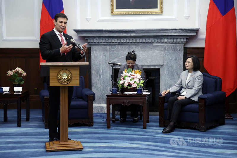 總統蔡英文(右)16日在總統府接見巴拉圭參議院議長歐斐拉(Silvio Adalberto Ovelar Benítez)(前左),歐斐拉致詞指出,近年來兩國關係不管在情感或是友邦的相互扶持,有更加緊密深化的趨勢,巴拉圭支持台灣的立場非常堅定,相信雙邊關係會長久。中央社記者鄭傑文攝 113年4月16日