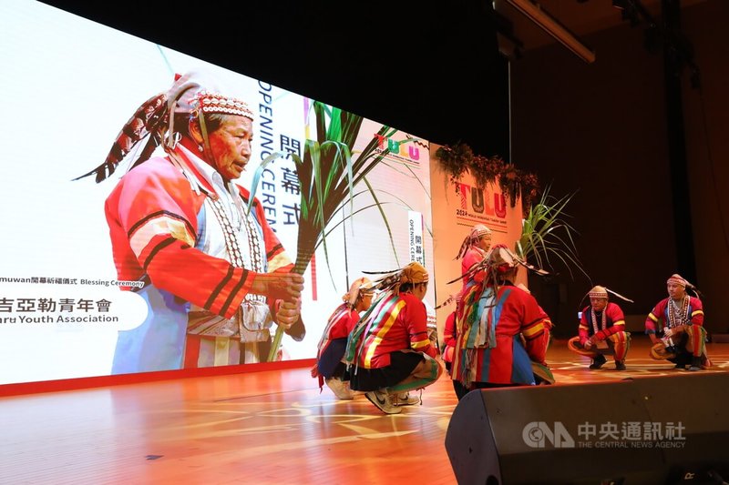 第3屆世界原住民族旅遊高峰會16日在高雄展覽館開幕，由部落耆老帶領達吉亞勒青年會為活動祈福。中央社記者張已亷攝  113年4月16日