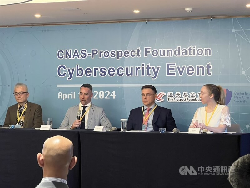 台美智庫合辦網路安全研討會，台灣AI實驗室創始人杜奕瑾（左1）、微軟亞洲區域副總葉麥可（Mike Yeh）（左2）、美國大學（American University）科技法律安全計畫主持人孔恩（Gary Corn）（左3）與會。中央社記者黃雅詩攝 113年4月16日