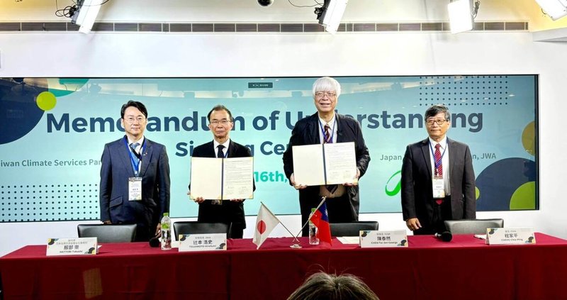 台灣氣候服務聯盟（TCSP）與日本氣象協會（JWA）16日簽署合作備忘錄（MOU），由TCSP理事長陳泰然（右2）與JWA常務理事辻󠄀本浩史（左2）代表簽署，中央氣象署長程家平（右1）及日本台灣交流協會台北事務所副代表服部崇（左1）共同見證。（氣象署提供）中央社記者張雄風傳真  113年4月16日