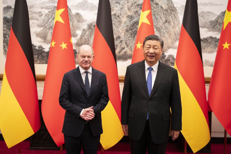 德國總理蕭茲（左）訪中，16日在北京與中國國家主席習近平（右）會面。（圖取自twitter.com/Bundeskanzler）