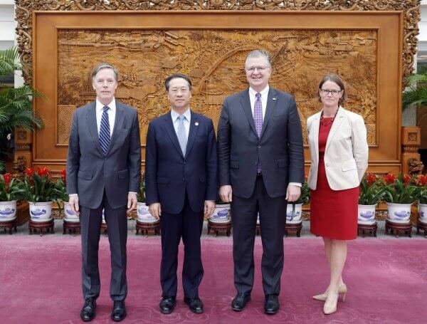 美國亞太助卿康達（右二）訪中國，15日在美國駐中大使伯恩斯（左一）的陪同下，和同行的白宮國安會中國與台灣事務資深主任柏蘭（右一）一起會晤中國外交部副部長馬朝旭（左二）。（圖取自twitter.com/SpoxCHNinUS）