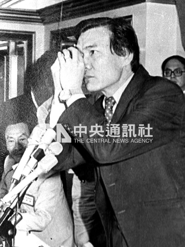 吴汉在记者会中痛诉共产党的残酷迫害，激动得摘下眼镜。中央社记者冯国锵摄　74年4月18日