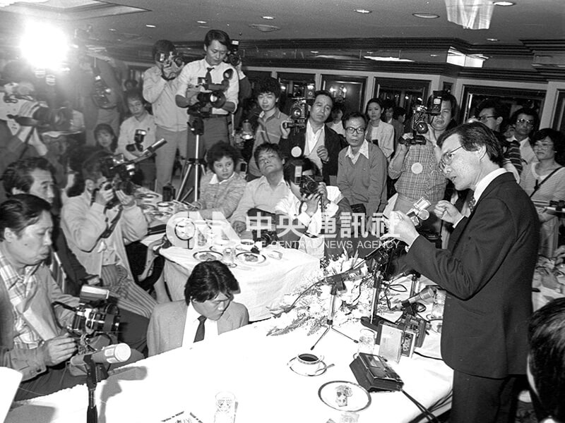华裔演员吴汉1985年4月18日在台北来来大饭店举行记者会。面对100多位中外记者，分别以国、英、粤语答复问题。中央社记者冯国锵摄　74年4月18日