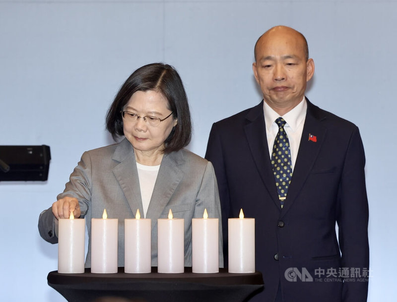 總統蔡英文（左）17日在台北出席「2024年國際猶太大屠殺紀念日」活動，與台灣民主基金會董事長韓國瑜（右）一同出席點燭儀式。中央社記者張皓安攝  113年4月17日