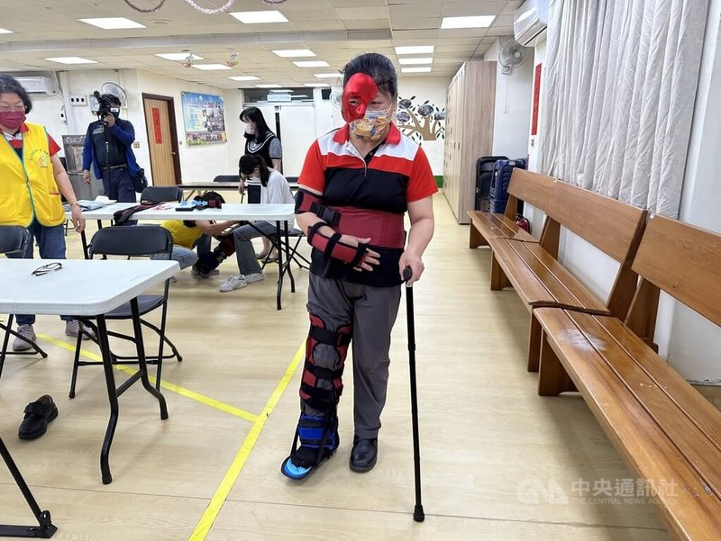 弘道老人福利基金會推出鐵拐體驗,彰化老人養護中心志工隊日照區長楊淑涵(右)17日穿戴裝備後表示,體驗過才知道中風失能長輩身體不受控的感受,想用腳走路卻難以使力,舉步維艱,很辛苦。中央社記者鄭維真攝 113年4月17日