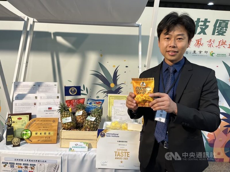 金鑽鳳梨使用電磁保鮮技術冷凍切丁,風味、口感都更佳,大嘴水果有限公司總經理林祖德表示,下半年另一家公司小嘴水果貿易有限公司將出口產品到日本,包含進攻其商用市場、零售超市超商,同時拓銷歐美。中央社記者楊淑閔攝 113年4月17日