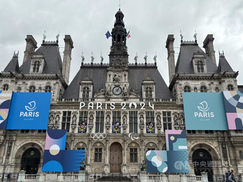 圖為巴黎市政府前奧運旗幟。（中央社檔案照片）