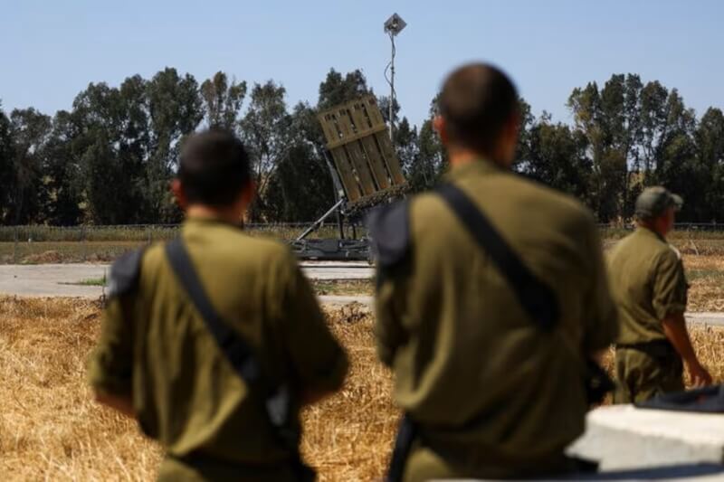 以色列南部17日部署反飛彈砲台。（路透社）