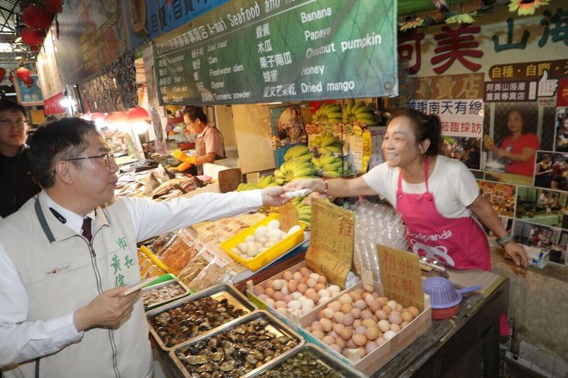 台南市長黃偉哲（前左）17日宣布，台南市和Foodpanda合作推出傳統市場外送服務，首波進駐東菜市場等7處早市。（台南市政府提供）中央社記者張榮祥台南傳真  113年4月17日