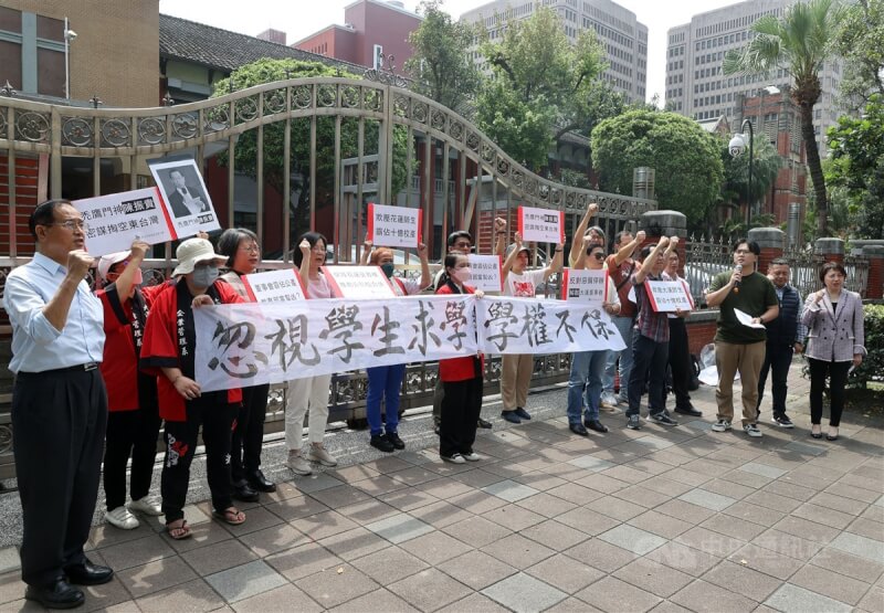 大漢技術學院預計114學年度停辦,多名教師代表和高教工會17日北上立法院陳情,認為董事會在教育部尚未同意的情況下就對外宣布停辦,教育部應主動調查,否則就是護航。中央社記者郭日曉攝 113年4月17日