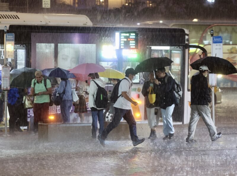 圖為台北車站附近，沒帶雨具的民眾在雨中快步前行。（中央社檔案照片）
