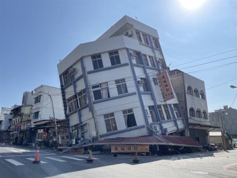 4月3日花蓮地震後，北濱街與康樂街口一棟房屋傾斜，一樓被壓到不見。（中央社檔案照片）