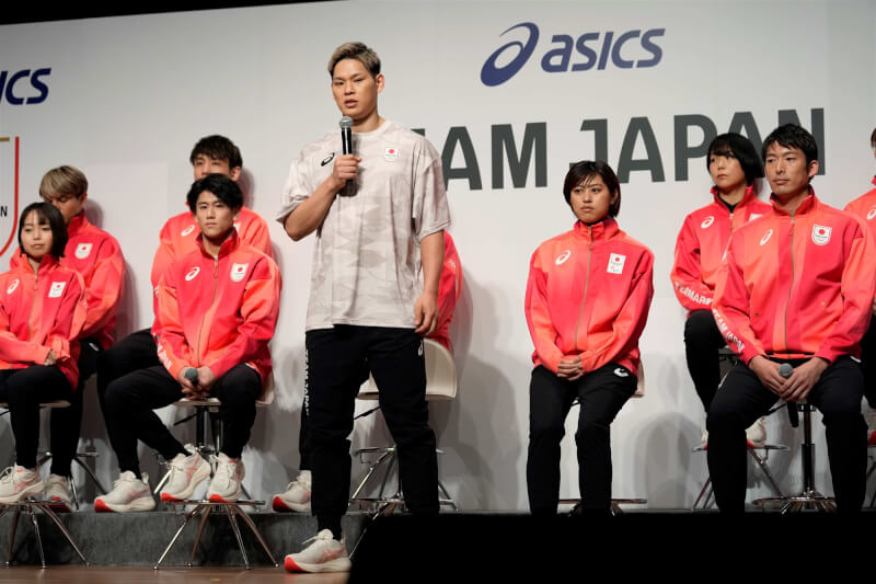 巴黎奧運日本代表團團服17日在東京都舉辦的發表會中亮相，日本體操名將橋本大輝（左2）、男子排球選手西田有志（中）等人出席發表會。（美聯社）