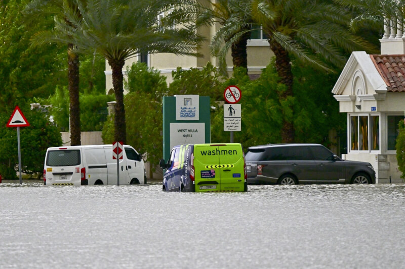 阿拉伯联合大公国遭遇暴雨，16日道路严重积水。（法新社）