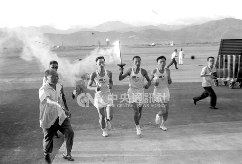 1964年9月6日東京奧運聖火由專機經香港運抵台北,中華民國奧林匹克委員會選派青年傳遞員26人接力用火炬傳遞,自機場繞行台北市區各主要街道至市立體育場門前聖火台燃放過夜,隔日上午再送往機場,由原專機載往琉球。(中央社檔案照片)