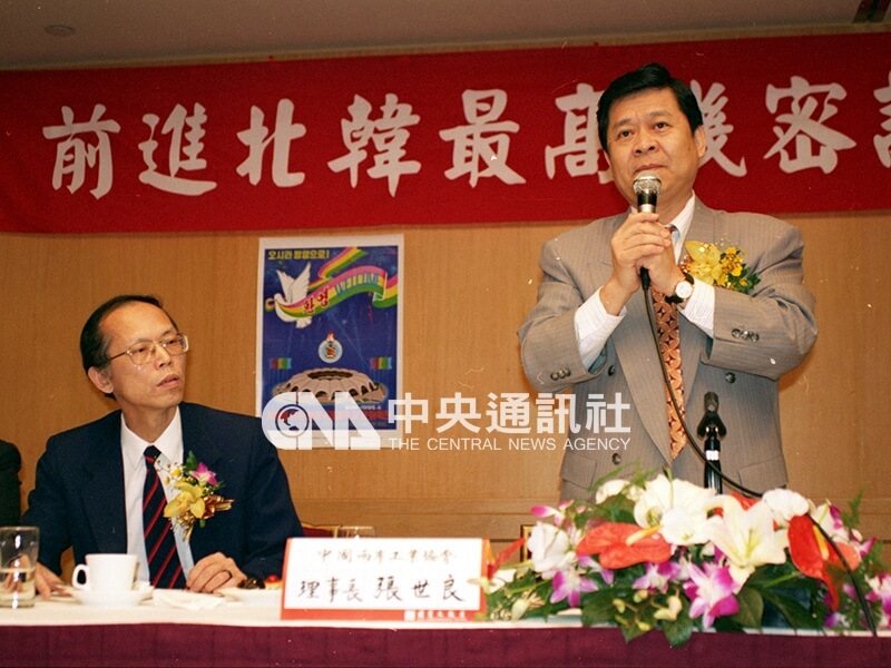 中国两岸工业协会理事长张世良（右）宣布由台北直飞平壤的包机于4月26日启程。中央社记者方沛清摄 84年4月26日