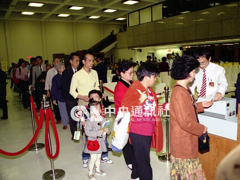 1995年4月26日凌晨，华航班机载著219名旅客和19名机组员飞往北韩平壤，这是中华民国飞机首度飞往北韩。中央社记者方沛清摄　84年4月26日