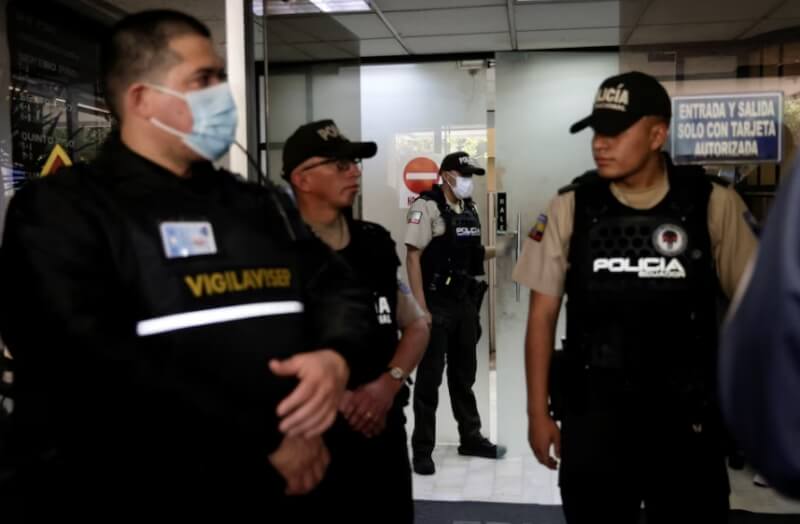 16日警察和私人保安站在委內瑞拉駐厄瓜多大使館外。（路透社）