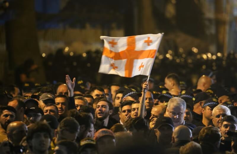 喬治亞民眾16日聚集在首都特比利西，抗議「外國影響力」草案。（路透社）