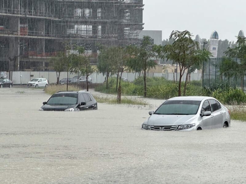 杜拜降下暴雨，道路被洪水淹沒。（路透社）