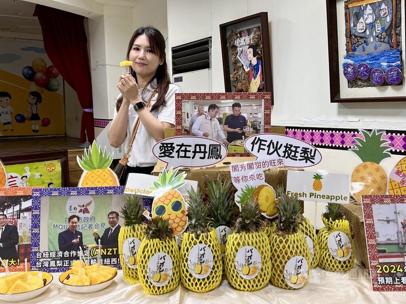 新北市新莊區丹鳳國小18日舉行「愛在丹鳳 作伙挺梨」活動,家長會長古富翔認購1090箱台南鳳梨支持農民,並希望運用南貨北送活動,擴大台灣農產品內銷。中央社記者楊侃儒攝 113年4月18日