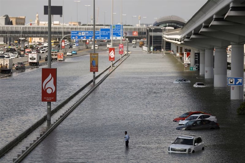 杜拜17日降下暴雨，道路被洪水淹沒。（路透社）