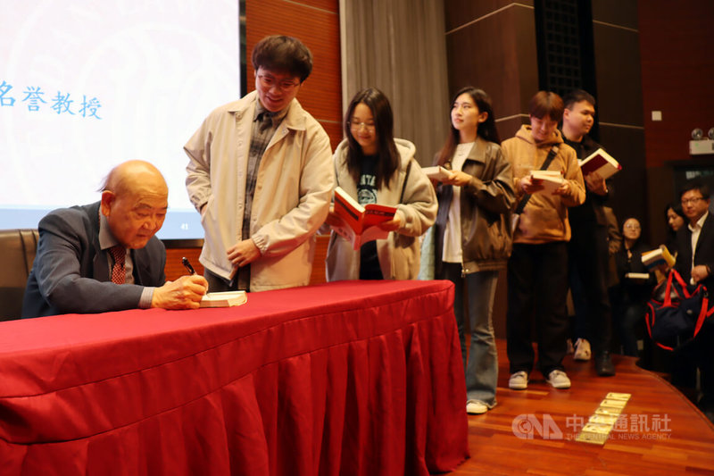 台湾大学名誉教授王泽鉴是两岸民法学泰斗，两岸当前的法律科系不少使用他的著作作为课本。18日他在上海复旦大学演讲后，在场的年轻学子排队请他签名。中央社记者张淑伶上海摄  113年4月18日