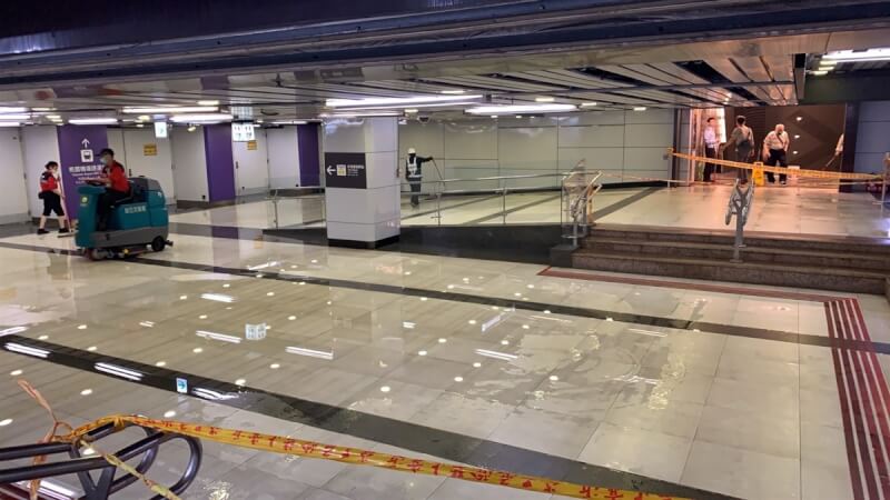 台北市18日上午大雨，台北車站地下1樓至機場捷運的連通出入口出現淹水情形。（陳姓民眾提供）中央社記者劉建邦傳真 113年4月18日