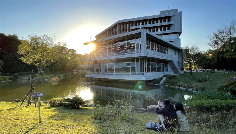 国立政治大学达贤图书馆旁景观池。（政大提供）