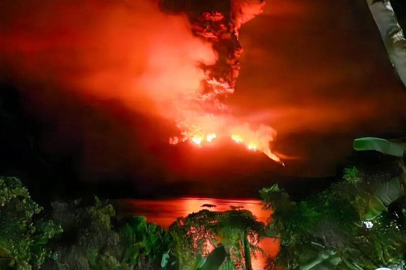 位于印尼北苏拉威西省的鲁仰火山16日喷发。（安塔拉通讯社）