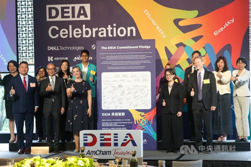 台灣美國商會2024 DEIA論壇18日上午在台北晶華酒店舉行,副總統當選人蕭美琴(前右2)出席,與美國在台協會(AIT)台北辦事處長孫曉雅(Sandra Oudkirk)(前左3)、台灣美國商會理事長席佛(Dan Silver)(前右)等共同主持DEIA宣言簽署儀式。中央社記者吳家昇攝 113年4月18日