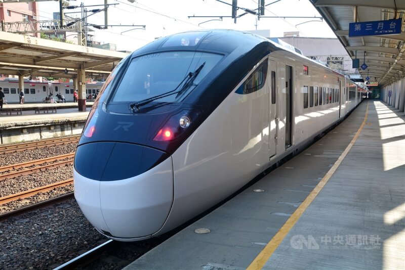 台鐵EMU3000型列車外觀走黑白極簡風。(中央社檔案照片)