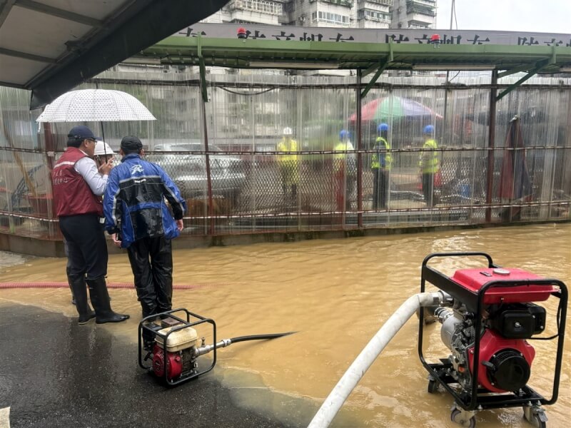 受鋒面影響,新北市18日上午各地下起大雨,汐止區茄苳路一處建築工地未做好排水,造成周邊巷子積水,汐止區公所工務課調動抽水機前往排除積水。(汐止區公所提供)中央社記者黃旭昇新北傳真 113年4月18日
