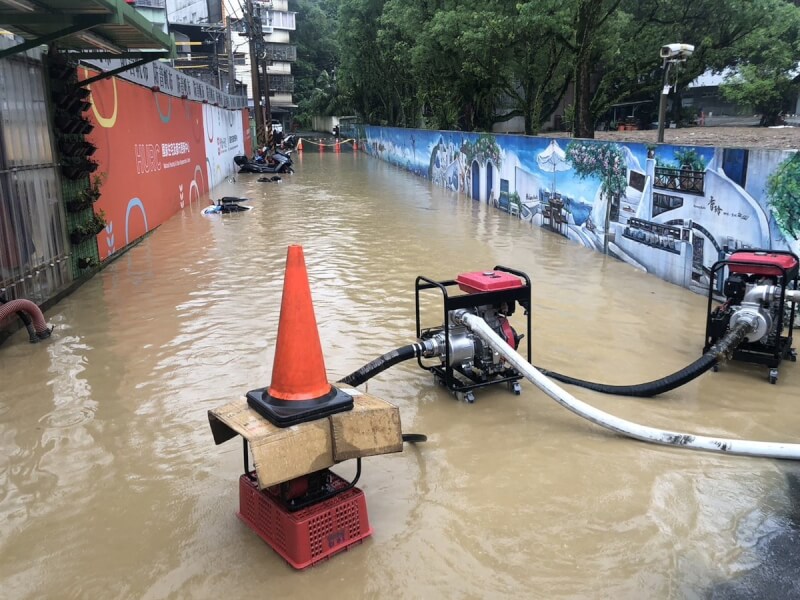 受鋒面通過影響,中央氣象署18日清晨針對北北基桃等縣市發布「大雷雨即時訊息」,新北市多區開設強化三級應變,監控雨勢及災情,圖為汐止區崇德國小前,汐止區公所以抽水機持續排水。(新北市消防局提供)中央社記者楊侃儒傳真 113年4月18日