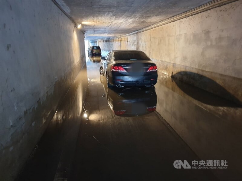 氣象署18日對新竹以北至宜蘭地區發布大雨特報,台北市清晨下起大雷雨,北投區中央北路2段附近的涵洞積水,造成2台車輛受困。(翻攝照片)中央社記者劉建邦傳真 113年4月18日