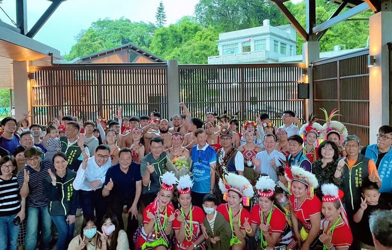 新北市金山區公所18日表示,紐西蘭毛利文化藝術表演團17日訪問金山區,在舞蹈交流後合影留念。(金山區公所提供)中央社記者黃旭昇新北傳真 113年4月18日