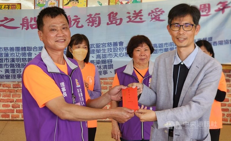 高雄市愛之船慈善會等社團18日抵達澎湖,展開3天慈善文化慰助活動,愛之船慈善會理事長顏清吉(左)致贈學生圓夢基金給隘門國小,由校長朱劍忠(右)代表受贈,並回贈感謝狀。中央社 113年4月18日