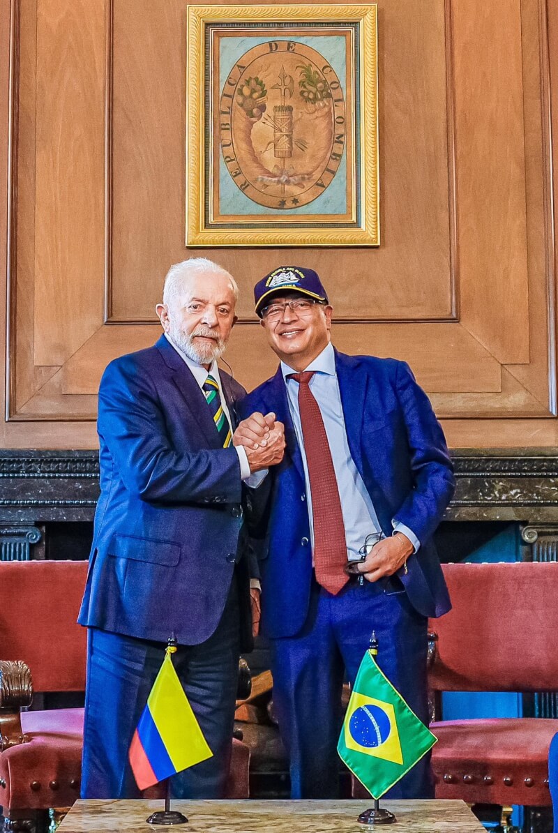 巴西總統魯拉（左）與哥倫比亞總統裴卓（右）17日在哥國首都波哥大會面。（圖取自twitter.com/LulaOficial）