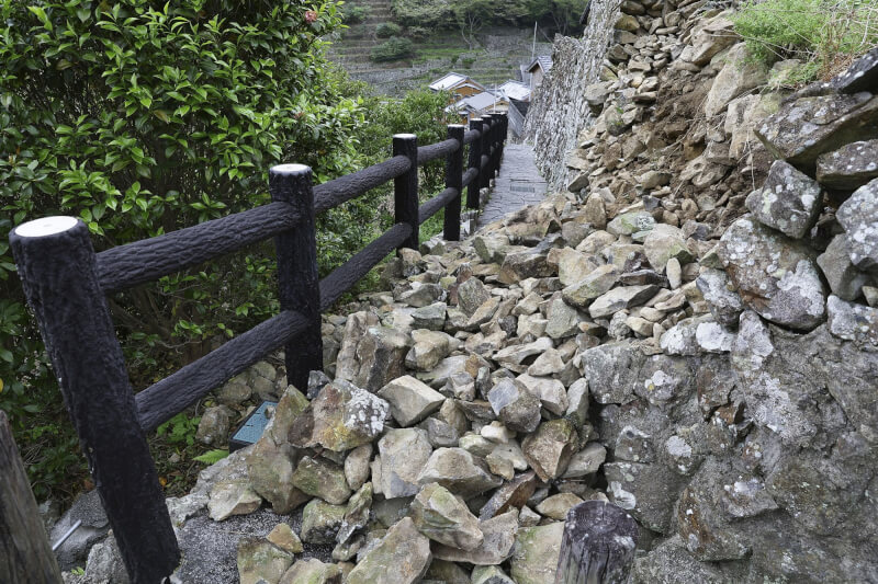 日本四國地區17日發生規模6.6地震，愛媛縣石牆倒塌。（共同社）