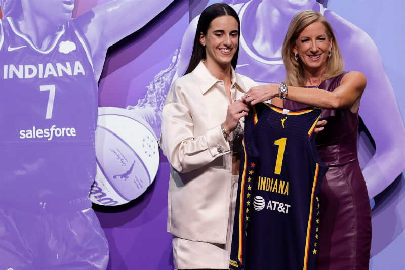 4月15日在紐約舉行WNBA籃球選秀,選秀狀元克拉克(左)與 WNBA 總裁凱西·恩格爾伯特(右)合影。 (美聯社)