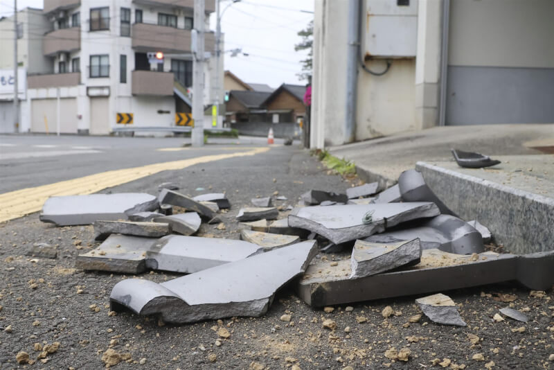 日本四國地區17日晚間11時14分發生規模6.6地震，愛媛縣宇和島市路邊可見磚瓦掉落。（共同社）