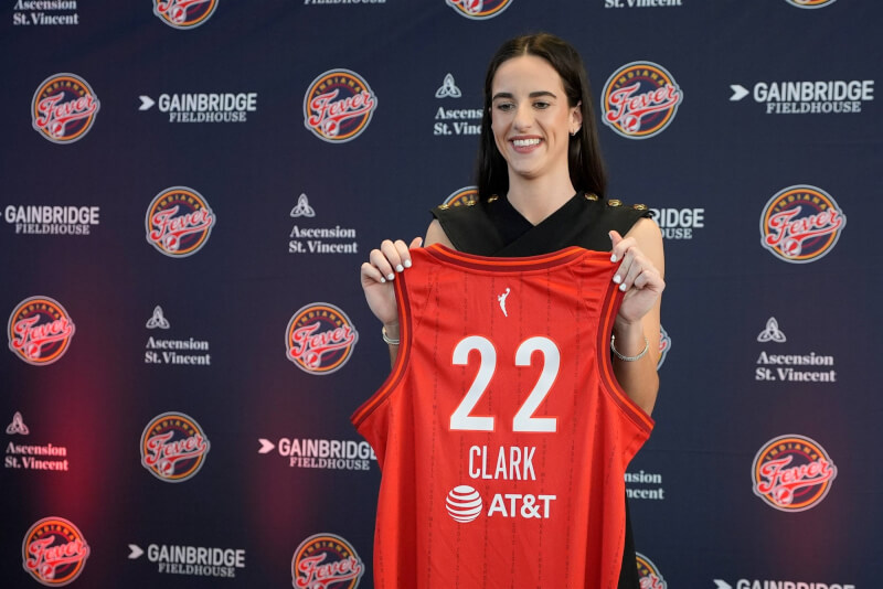 克拉克日前在美國女子職籃WNBA選秀中，被印第安納狂熱（Indiana Fever）選中，成為選秀狀元。（美聯社）