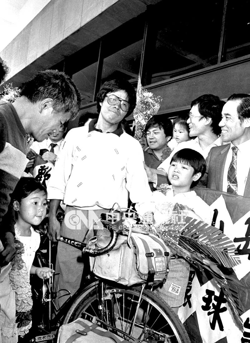 胡荣华（中）完成环球壮举后返抵桃园中正机场，受到民众热烈欢迎。中央社记者杨一峰摄 76年4月19日