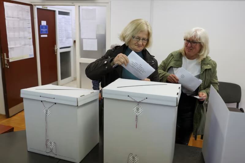 克羅埃西亞民眾17日在投票所進行投票。（路透社）