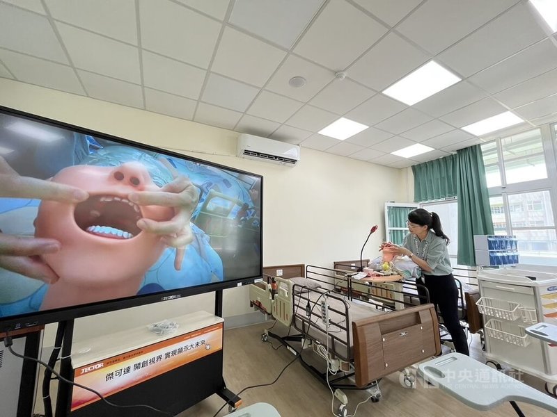 高雄醫學大學「大南方咀嚼吞嚥健康產業人才培育基地」19日開幕,打造一條龍方式培育照護人才空間,共有11間教室,將以培育照護人才及建置相關健康產業整合平台為2大主要核心,針對不同對象開授訓練課程。中央社記者林巧璉攝 113年4月19日