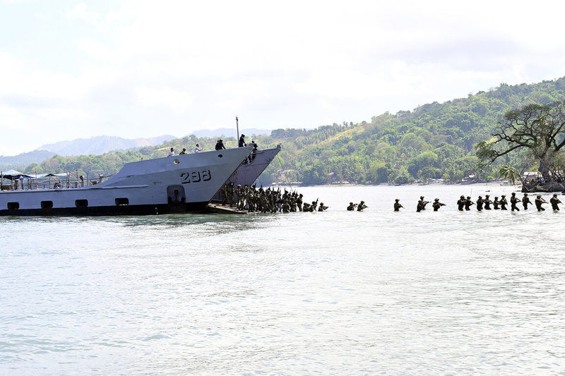 美菲陸戰隊17日在菲律賓南部民答那峨島進行兩棲奪島演習。圖為菲律賓陸軍及菲律賓國家警察在陸戰隊員搶灘成功後往岸上前進。中央社特約記者Edward Bungubung攝  113年4月19日