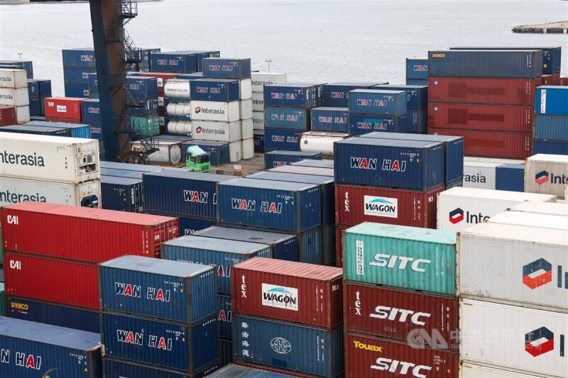 圖為基隆港貨櫃場堆滿大批貨櫃。（中央社檔案照片）